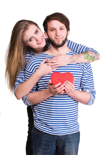 Casal feliz com coração vermelho em fundo branco