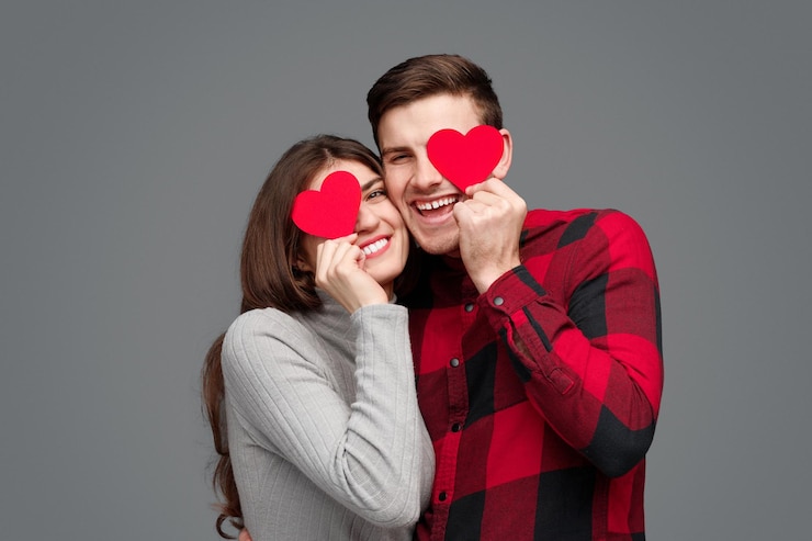Foto casal feliz com corações perto dos olhos