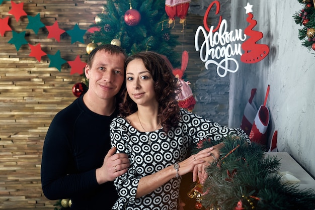 Foto casal feliz com decorações de natal