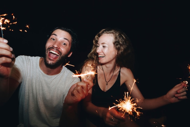 Casal feliz com estrelinhas no meio da noite