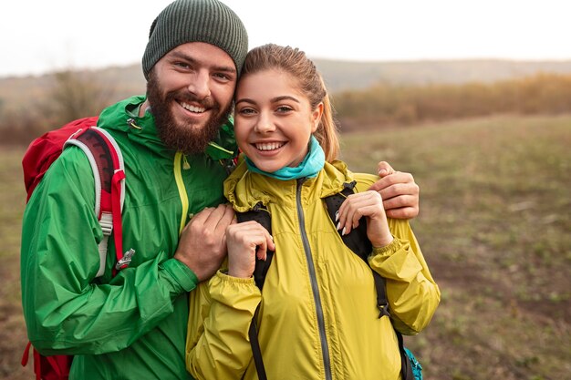 Casal feliz com mochilas