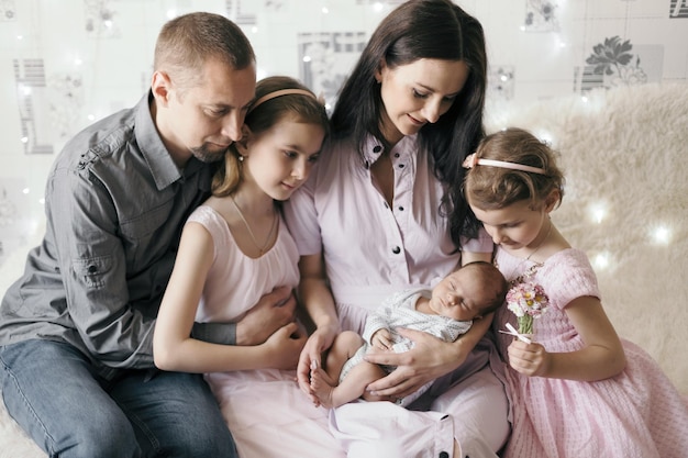 Casal feliz com seus três filhos