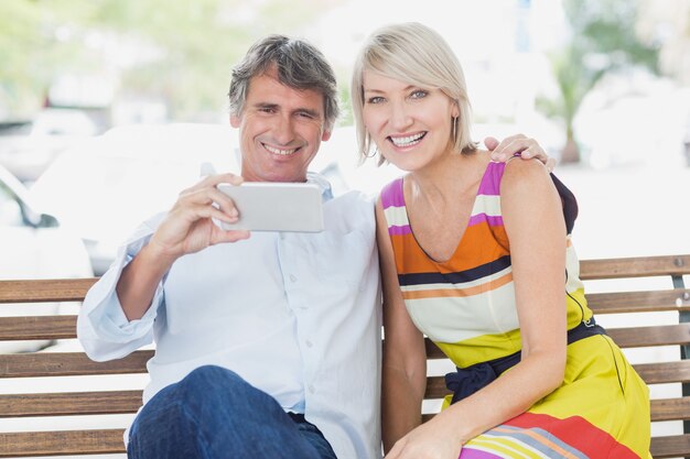 Casal feliz com smartphone