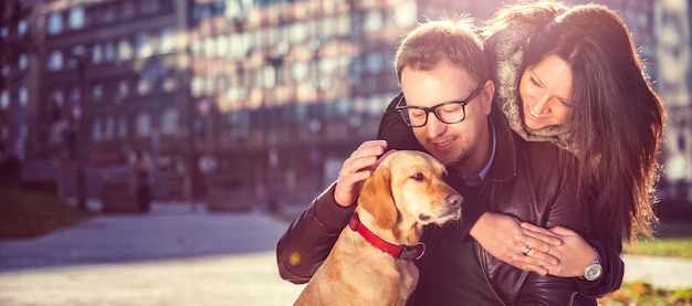 Casal feliz com um cachorro