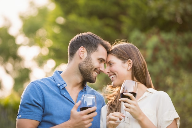 Foto casal feliz com um copo de vinho