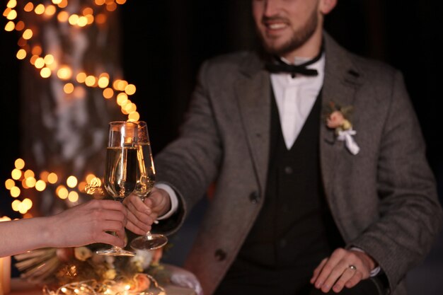 Casal feliz comemorando casamento ao ar livre, closeup