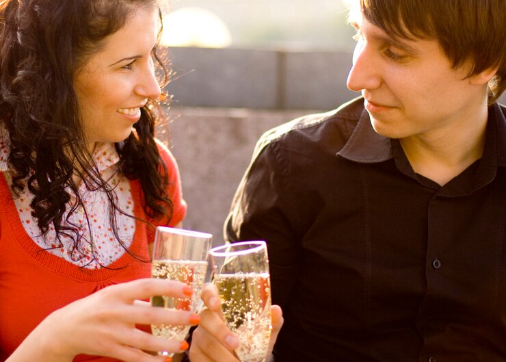 Foto casal feliz comemorando com champanhe