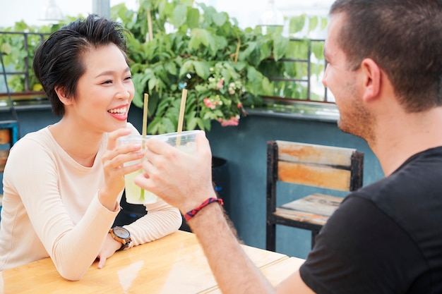 Casal feliz comemorando no café