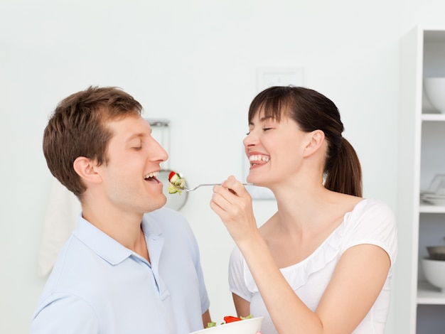 Casal feliz comendo juntos