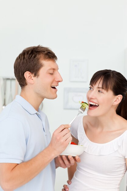 Casal feliz comendo juntos