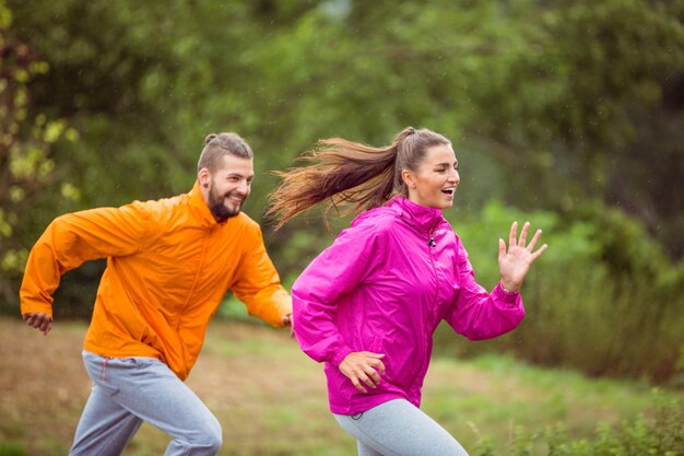 Casal feliz correndo em uma caminhada