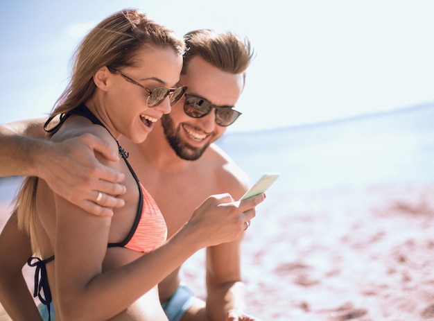 Casal feliz correndo na praia tropical ao pôr do sol de férias