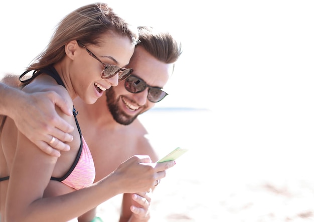 Casal feliz correndo na praia tropical ao pôr do sol de férias