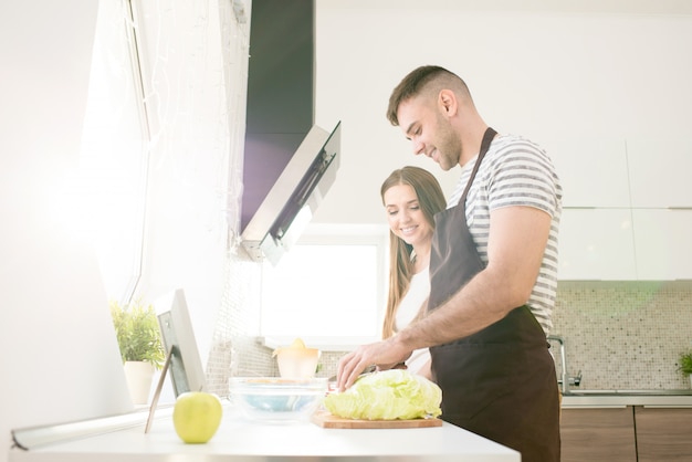 Casal feliz cozinhando juntos