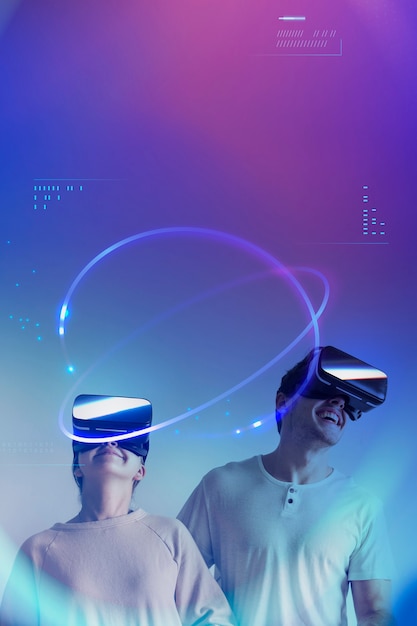 Casal feliz curtindo o fone de ouvido VR