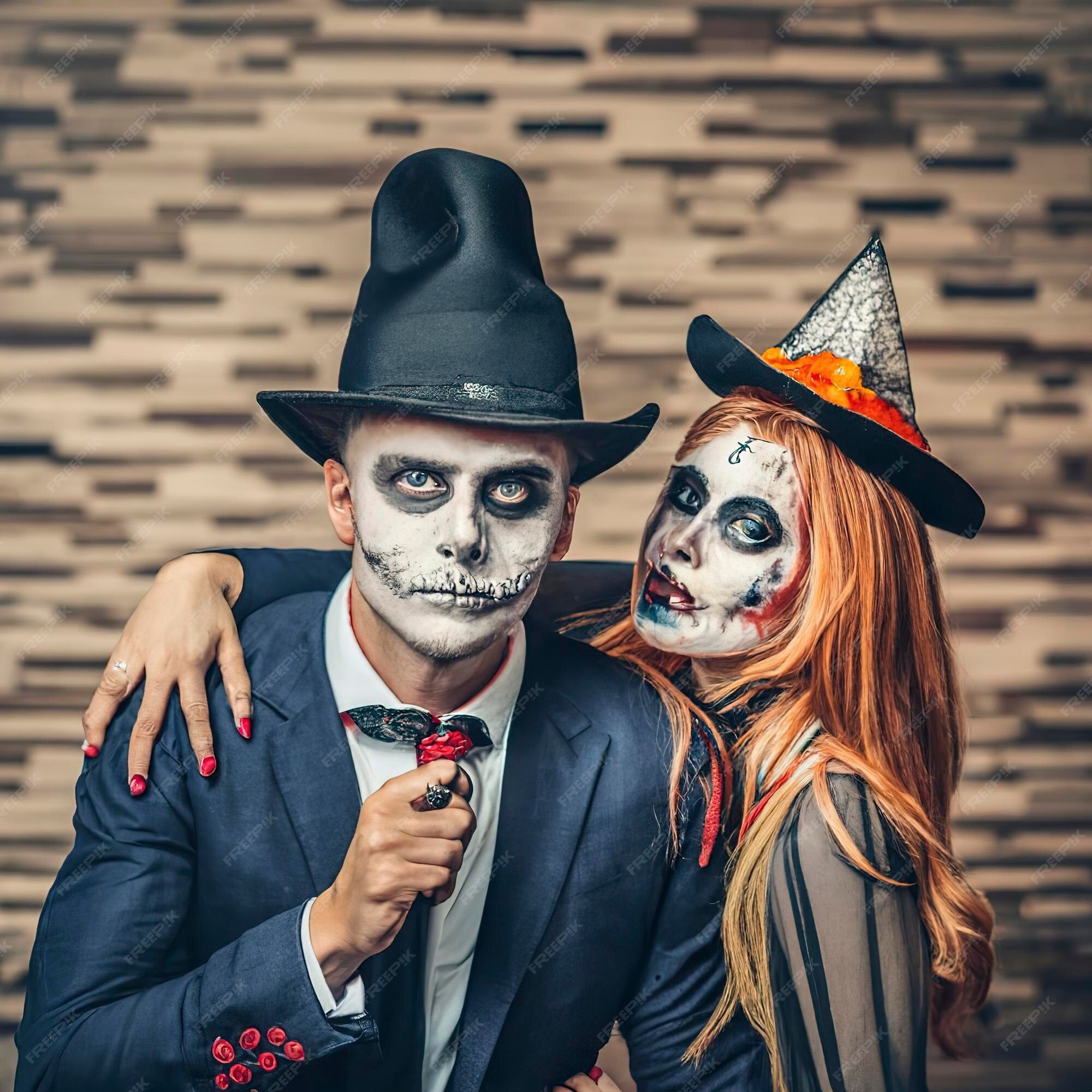 Casal feliz da família halloween em fantasia de halloween e tema sangrento  de maquiagem que o maníaco maluco enfrenta