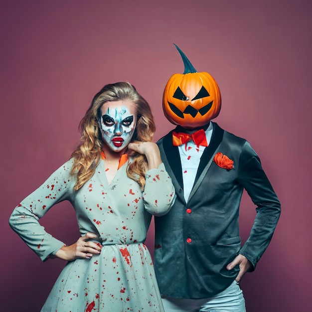 Casal feliz da família halloween em fantasia de halloween e tema sangrento  de maquiagem que o maníaco maluco enfrenta
