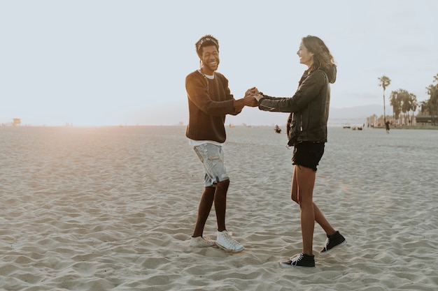 Casal feliz dançando na praia