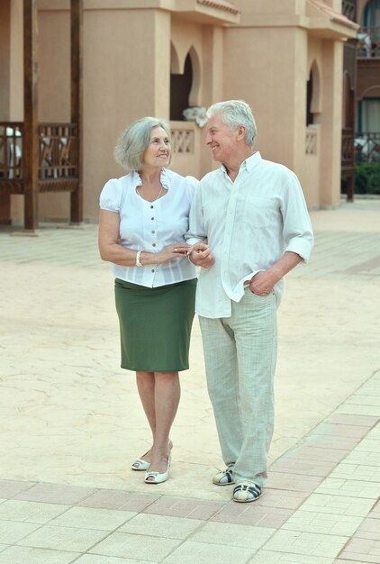 Casal feliz de idosos em hotel resort tropical