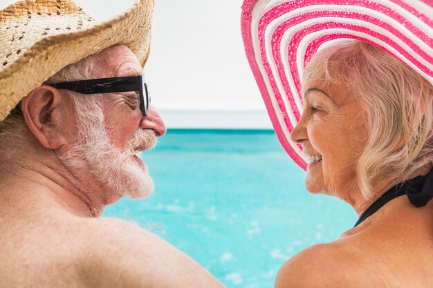 Casal feliz de idosos fazendo festa na piscina