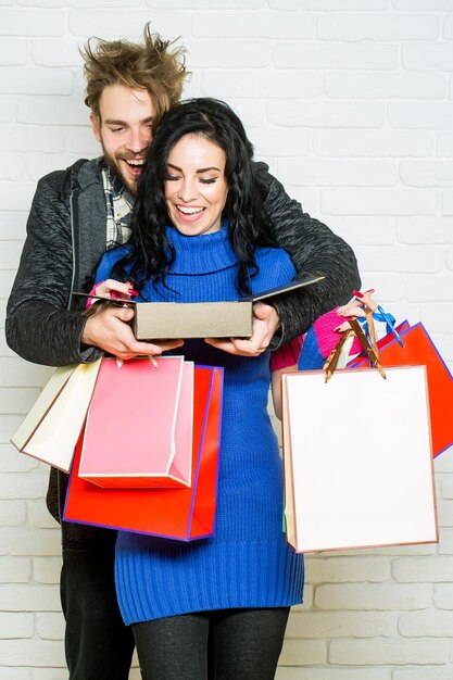 Foto casal feliz depois das compras