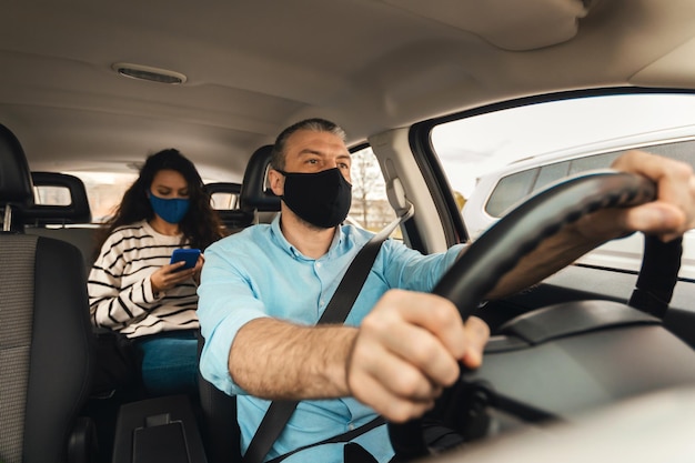 Casal feliz desfrutando de carro novo