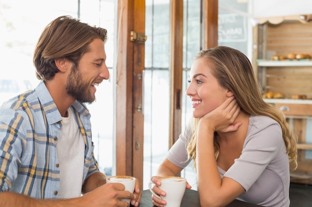 Casal feliz desfrutando de um café