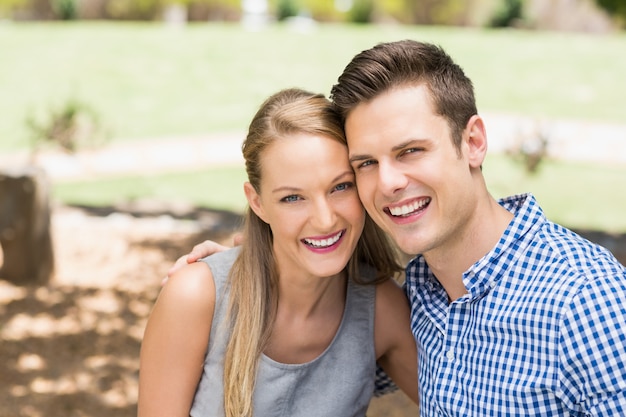 Casal feliz desfrutando juntos em um parque