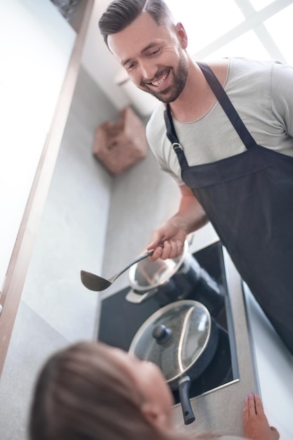 Casal feliz discutindo o menu em pé na cozinha