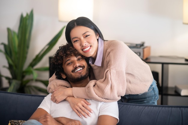 Casal feliz. Dois jovens abraçando e parecendo felizes e alegres