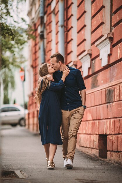 Casal feliz e apaixonado caminha juntos pelas ruas da cidade. Um lindo casal nas velhas ruas estreitas da cidade. Estilo de vida de pessoas sorridentes. Conceito de relações familiares