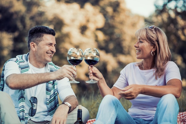 Casal feliz e apaixonado em um piquenique