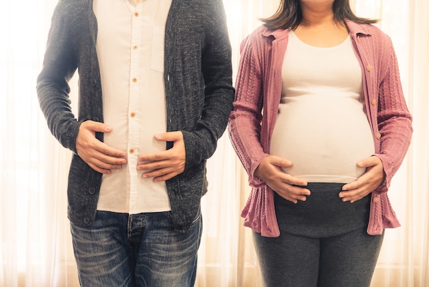 Casal feliz e grávida de marido e mulher.