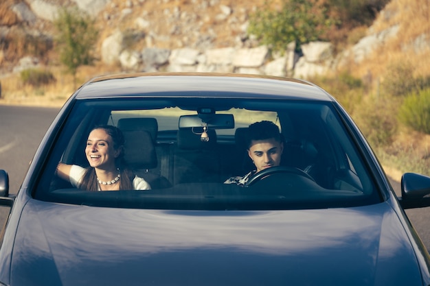 Foto casal feliz e sorridente em uma viagem