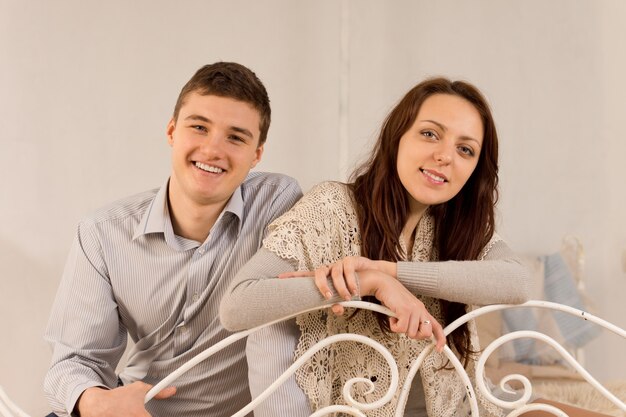 Casal feliz e sorridente relaxando em casa