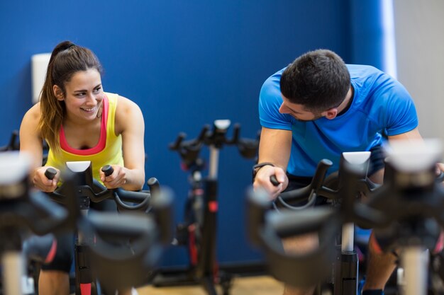 Casal feliz em bicicletas de exercício