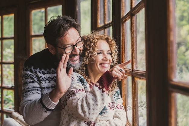 Casal feliz em casa esperando amigos para celebrar o natal