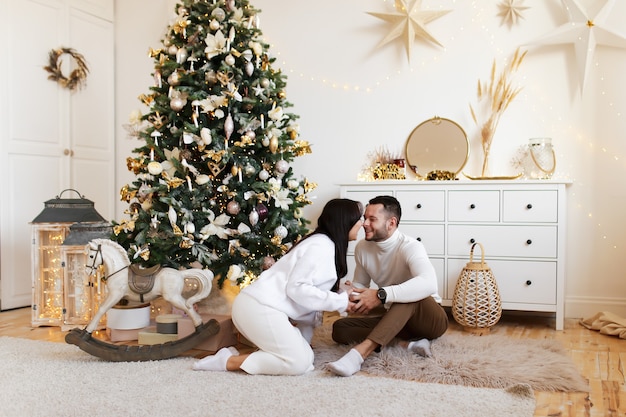 Casal feliz em casa na época do natal