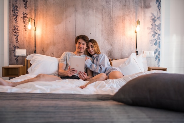 Casal feliz em casa