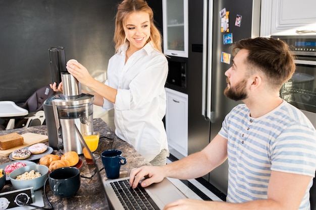 Casal feliz em casa