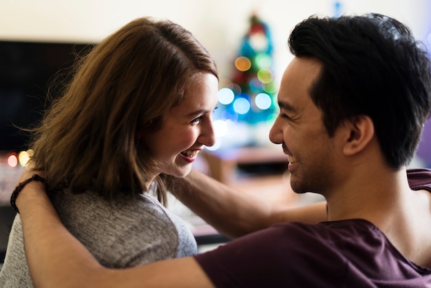 Casal feliz em casa