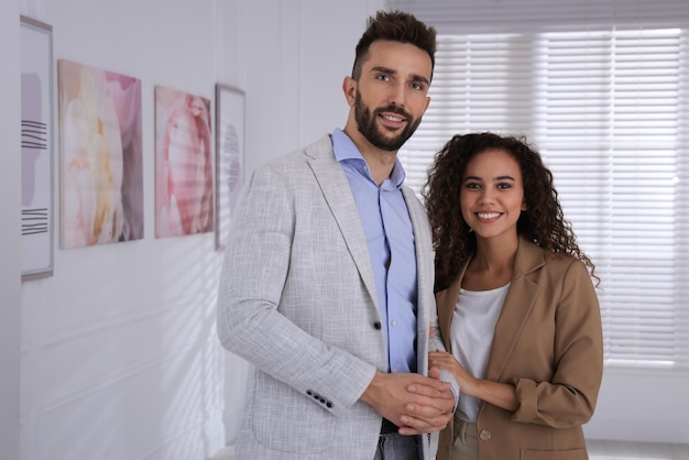 Casal feliz em exposição na galeria de arte