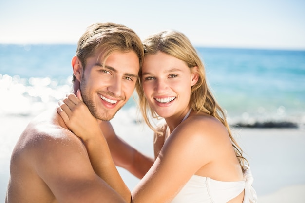 Casal feliz em maiô