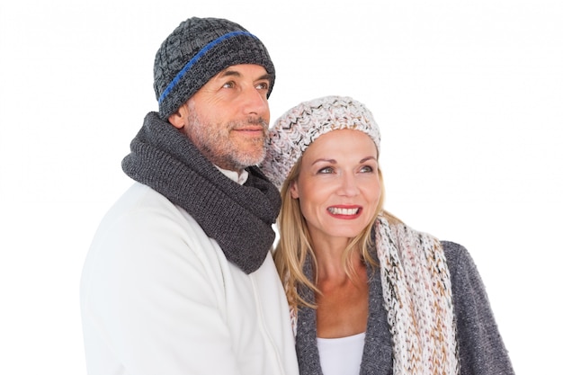 Casal feliz em moda de inverno abraçando