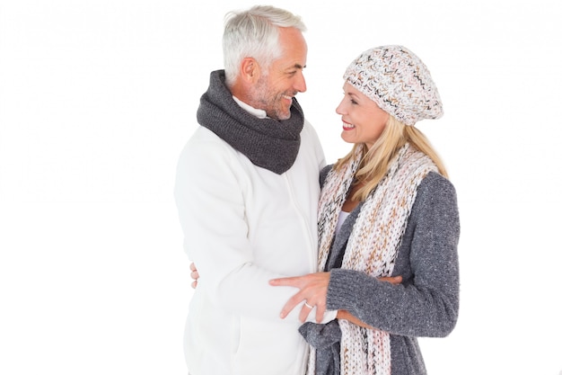 Casal feliz em moda de inverno abraçando