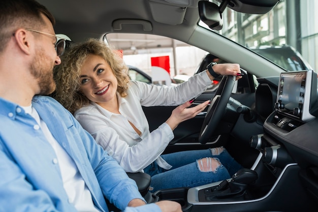 Casal feliz em seu carro novo