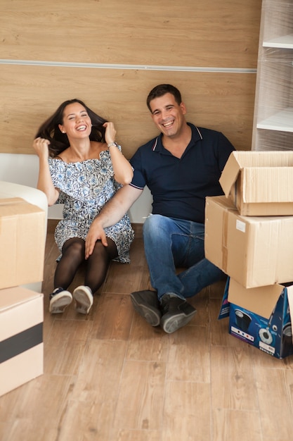 Casal feliz em seu novo apartamento. Lindo casal compartilhando memórias.