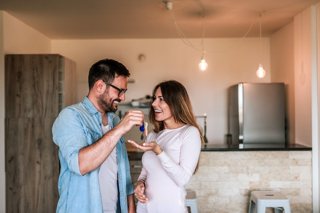 Foto casal feliz em seu novo apartamento.