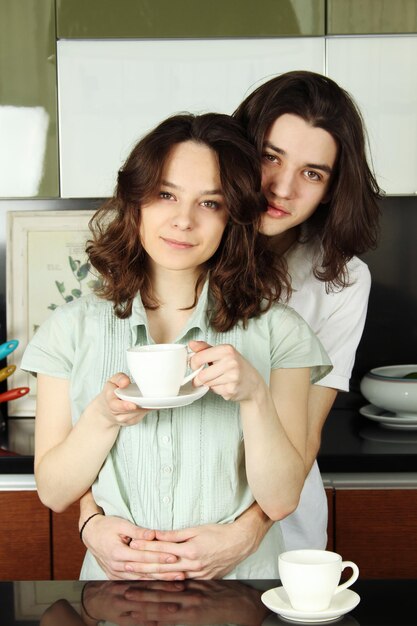 Foto casal feliz em sua cozinha