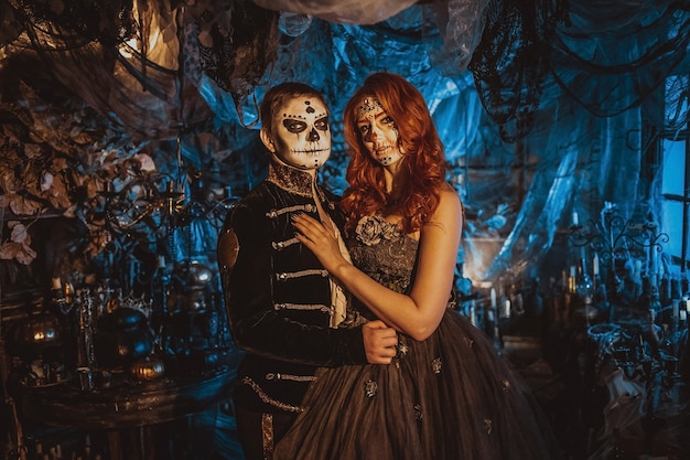 Casal feliz em traje de Halloween e maquiagem. Tema sangrento: o louco maniak enfrenta